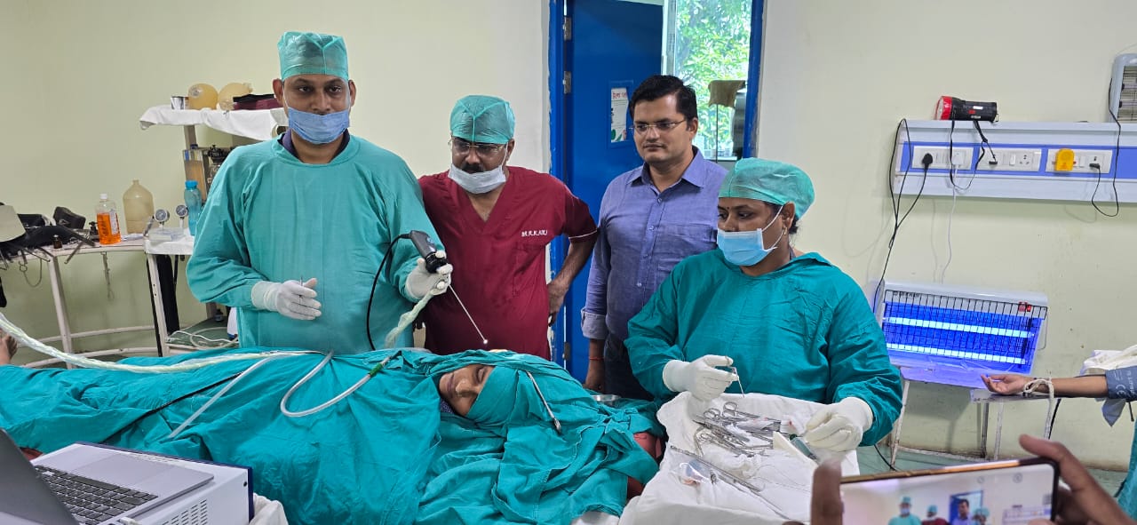 अपने कान के पर्दे के ऑपरेशन को होते हुए टीवी पर देखता रहा मरीज अपने कान के पर्दे के ऑपरेशन को होते हुए टीवी पर देखता रहा मरीज