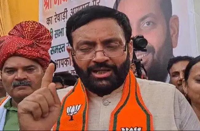 रेवाड़ी में आयोजित जनसभा को संबोधित करते हुए हरियाणा के कार्यवाहक मुख्यमंत्री नायब सैनी। रेवाड़ी में आयोजित जनसभा को संबोधित करते हुए हरियाणा के कार्यवाहक मुख्यमंत्री नायब सैनी।