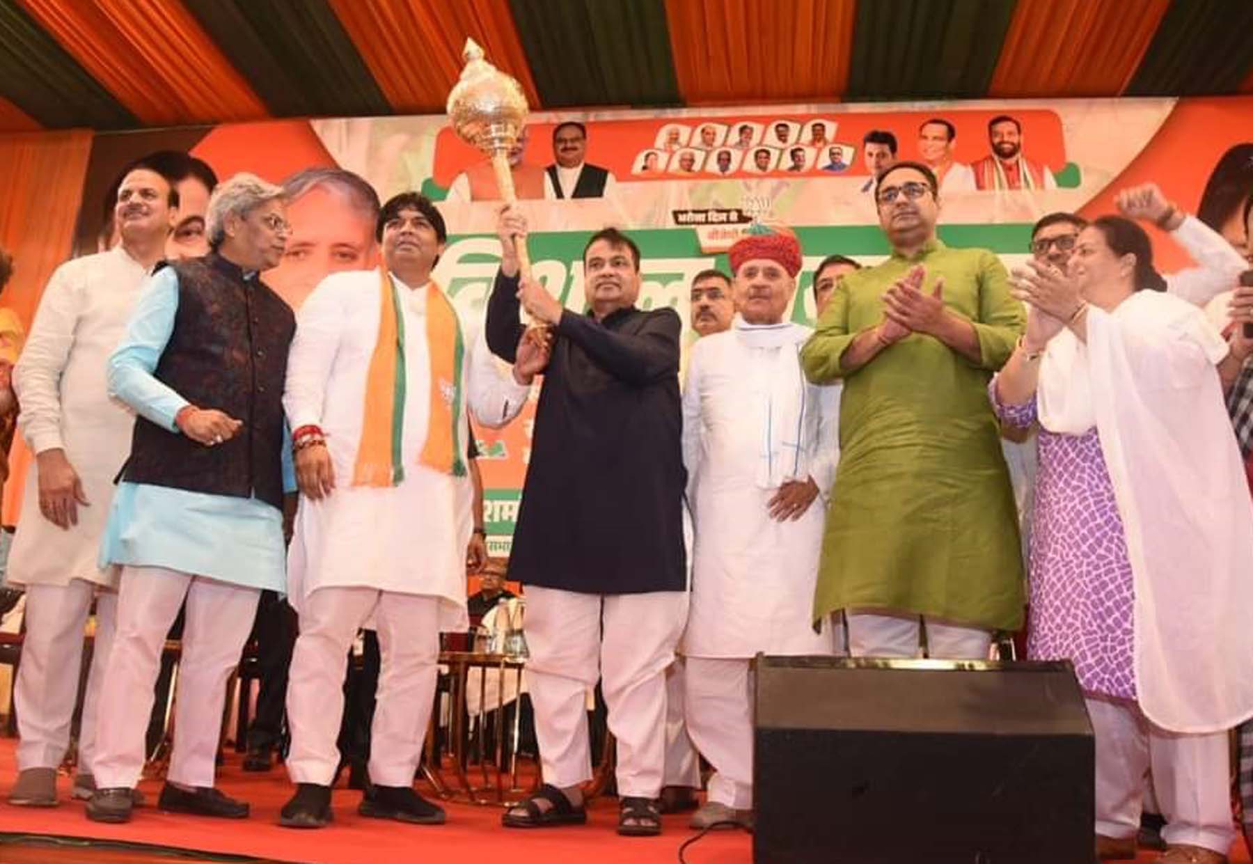फोटो नंबर-1: गुडग़ांव के भीम नगर में भाजपा प्रत्याशी की चुनावी जनसभा में नितिन गडकरी को गदा भेंट करते आयोजक। फोटो नंबर-1: गुडग़ांव के भीम नगर में भाजपा प्रत्याशी की चुनावी जनसभा में नितिन गडकरी को गदा भेंट करते आयोजक।