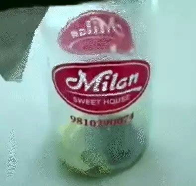 मिल्क शेक की बोतल में निकली मरी छिपकली, ग्राहक ने वीडियो किया वायरल। मिल्क शेक की बोतल में निकली मरी छिपकली, ग्राहक ने वीडियो किया वायरल।