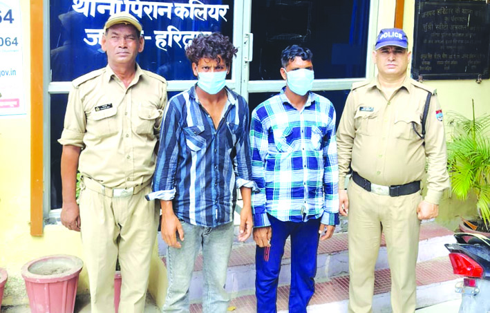पुलिस गिरफ्त में आरोपित पुलिस गिरफ्त में आरोपित