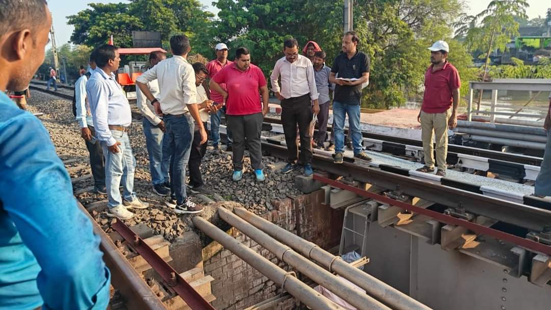 निरीक्षण करते अधिकारी निरीक्षण करते अधिकारी