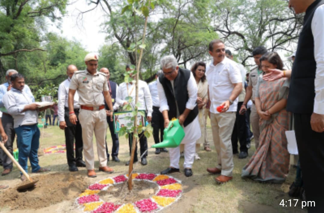 एक पेड़ मां के नाम के तहत पौधारोपण करते केन्द्रीय मंत्री भूपेन्द्र यादव एक पेड़ मां के नाम के तहत पौधारोपण करते केन्द्रीय मंत्री भूपेन्द्र यादव