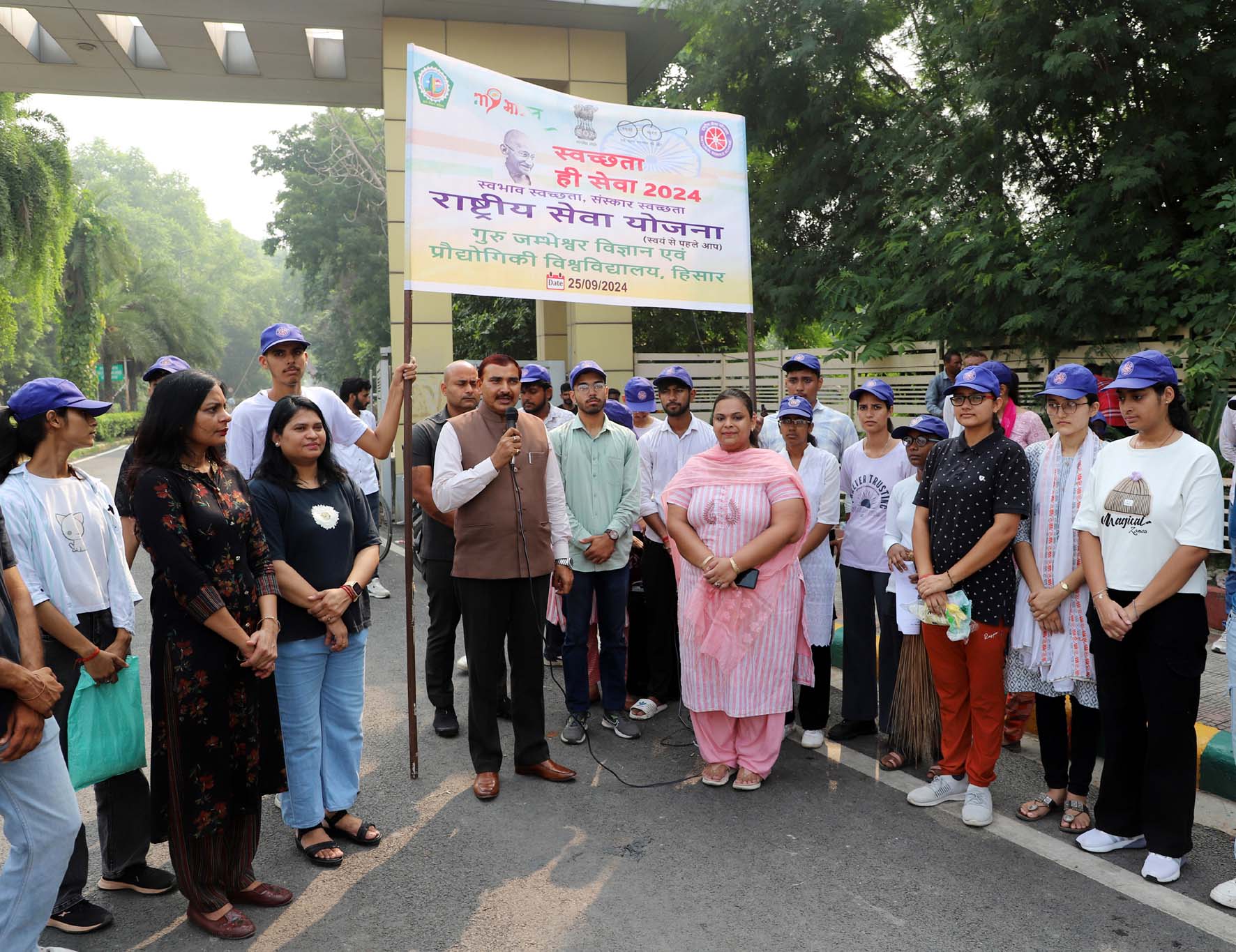स्वयंसेवकों को संबोधित करते कुलपति प्रो. नरसी राम बिश्नोई। स्वयंसेवकों को संबोधित करते कुलपति प्रो. नरसी राम बिश्नोई।