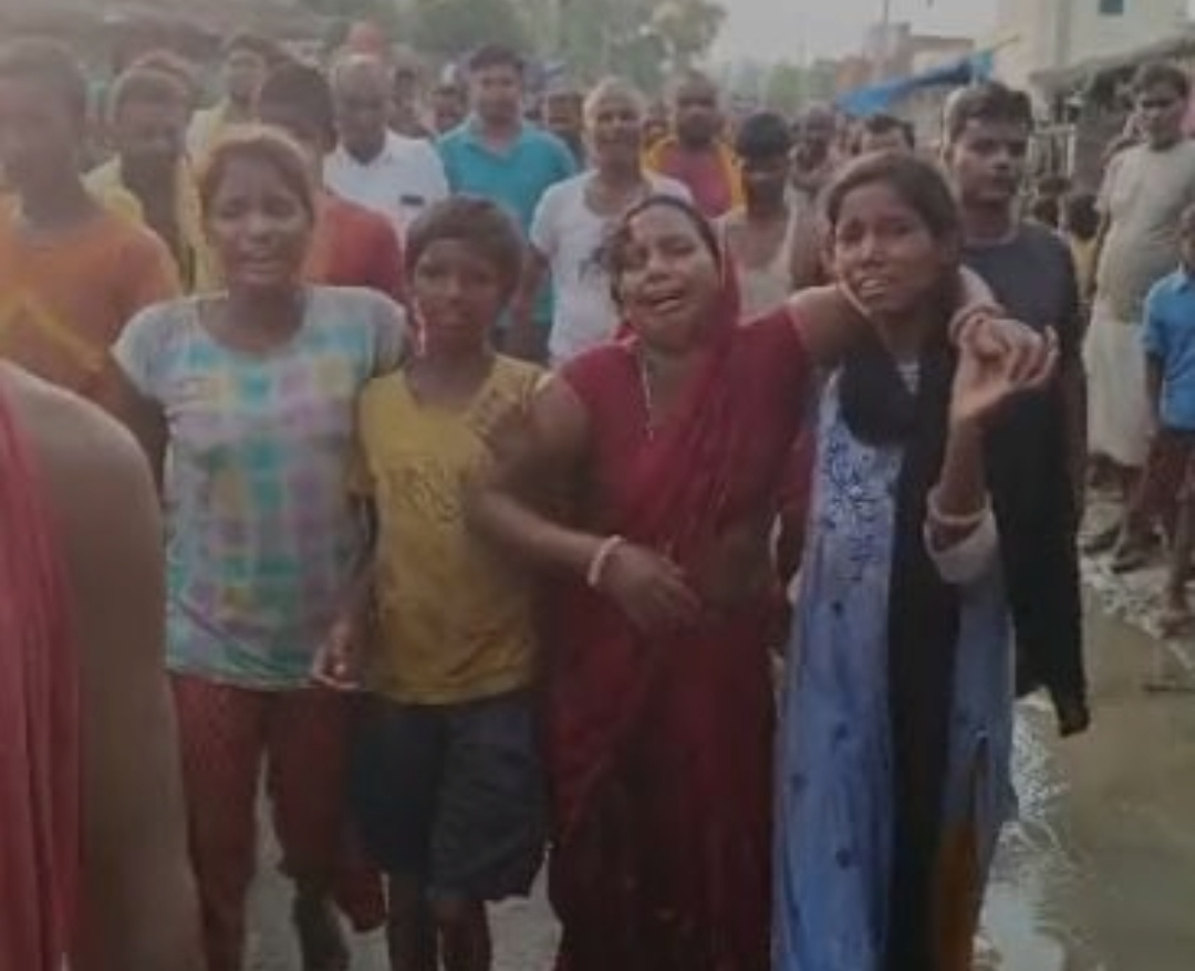 रोते बिलखते परिजन रोते बिलखते परिजन