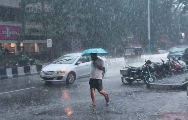 मुंबई और पुणे में भारी बारिश से जनजीवन प्रभावित मुंबई और पुणे में भारी बारिश से जनजीवन प्रभावित