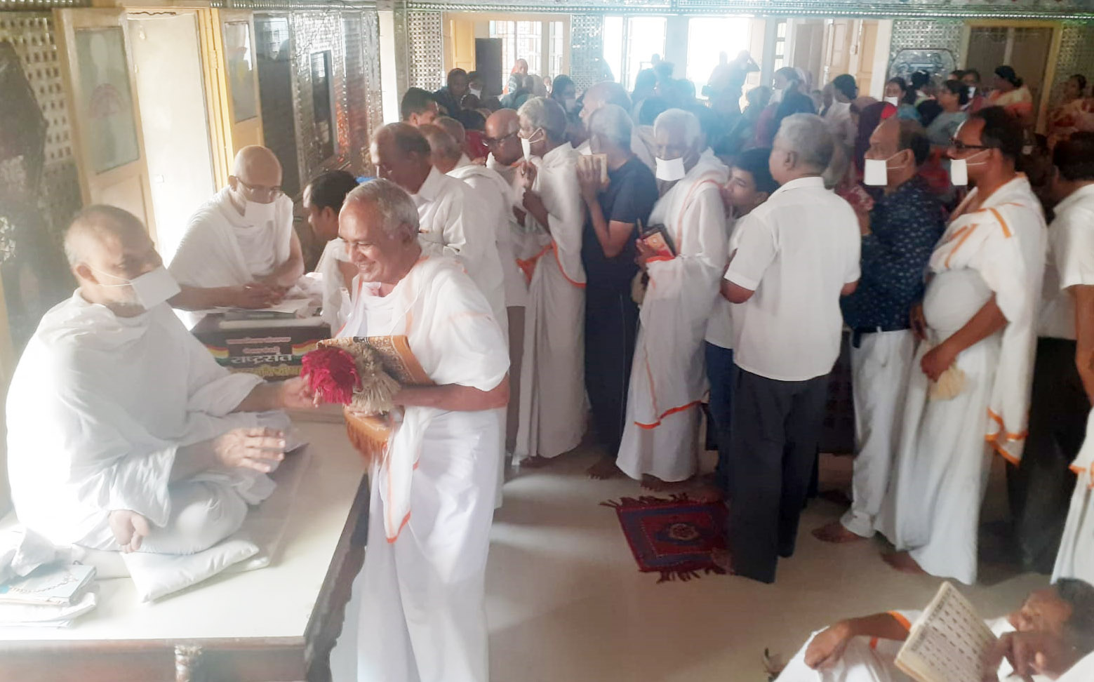 25 Snp-2 सोनीपत: नेपाल केसरी राष्ट्र संघ मानव मिलन के संस्थापक डॉ. मणिभद्र मुनि जी महाराज से आशीर्वाद लेते हुए। 25 Snp-2 सोनीपत: नेपाल केसरी राष्ट्र संघ मानव मिलन के संस्थापक डॉ. मणिभद्र मुनि जी महाराज से आशीर्वाद लेते हुए।