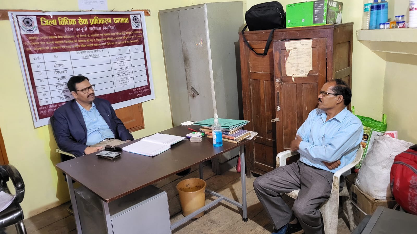 न्यायिक बंदी ग्रह का निरीक्षण करते सचिव न्यायिक बंदी ग्रह का निरीक्षण करते सचिव