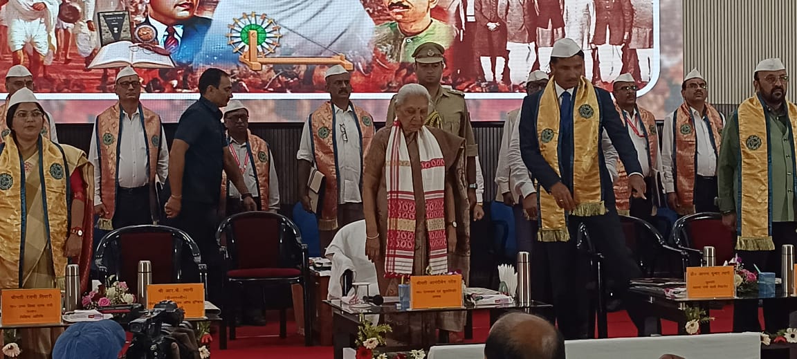 महात्मा गांधी काशी विद्यापीठ के दीक्षांत समारोह में राज्यपाल: फोटो बच्चा गुप्ता महात्मा गांधी काशी विद्यापीठ के दीक्षांत समारोह में राज्यपाल: फोटो बच्चा गुप्ता