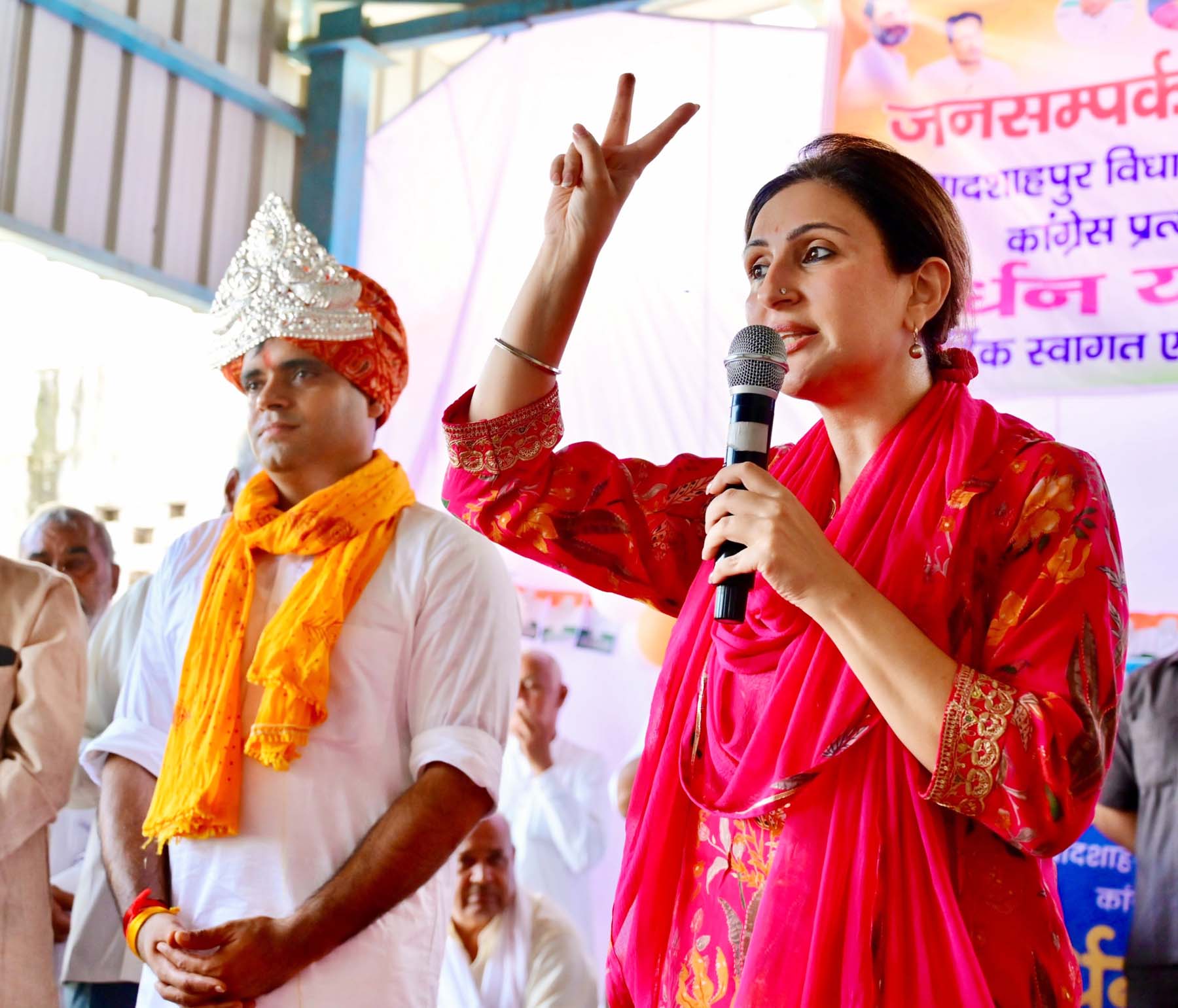 फोटो नंबर-06: गुरुग्राम के बादशाहपुर विधानसभा में कांग्रेस प्रत्याशी वर्धन यादव के प्रचार कार्यक्रम में बोलतीं राज बब्बर की बेटी जूही बब्बर। फोटो नंबर-06: गुरुग्राम के बादशाहपुर विधानसभा में कांग्रेस प्रत्याशी वर्धन यादव के प्रचार कार्यक्रम में बोलतीं राज बब्बर की बेटी जूही बब्बर।