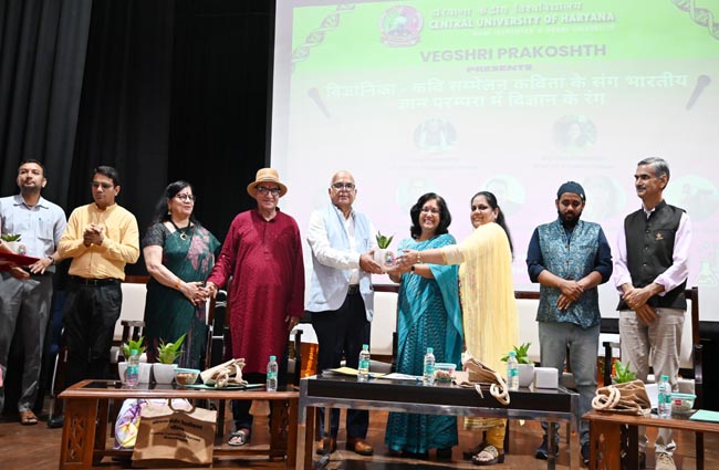 हकेवि में आयोजित कवि सम्मेलन में कवियों का सम्मान करते हुए हकेवि के कुलपति प्रो़. टंकेश्वर कुमार। हकेवि में आयोजित कवि सम्मेलन में कवियों का सम्मान करते हुए हकेवि के कुलपति प्रो़. टंकेश्वर कुमार।