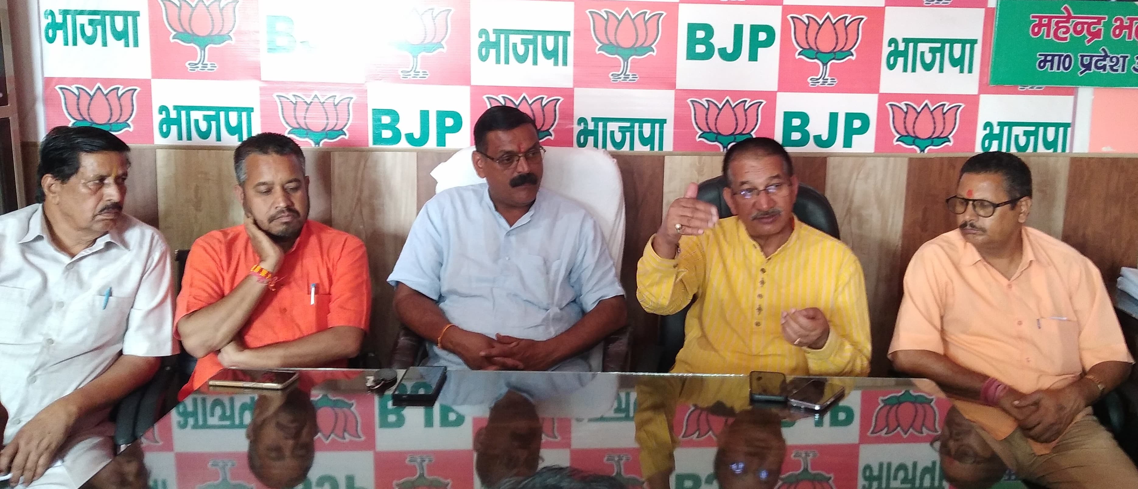 फोटो कैप्शन-27 एनटीएच 21-वीरवार को भाजपा कार्यालय में पत्रकारों को संबोधित करते हुए विधायक किशोर उपाध्याय फोटो कैप्शन-27 एनटीएच 21-वीरवार को भाजपा कार्यालय में पत्रकारों को संबोधित करते हुए विधायक किशोर उपाध्याय