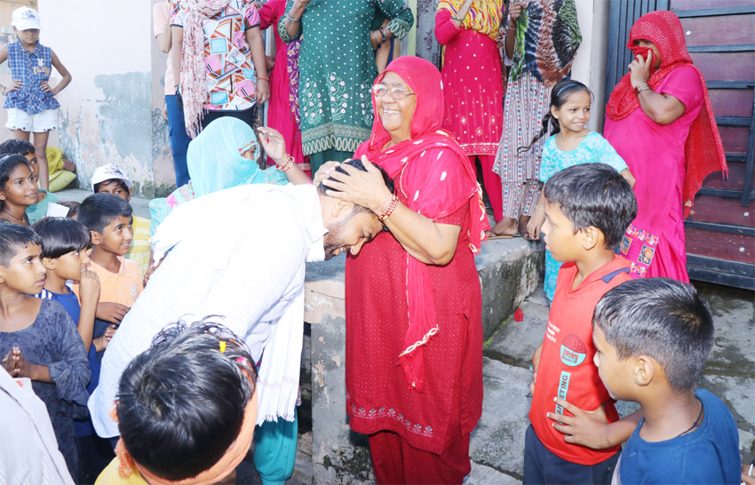 26 Snp- 6 सोनीपत: निदर्लीय उम्मीदवार देवेंद्र कादियान आशीर्वाद लते हुए। 26 Snp- 6 सोनीपत: निदर्लीय उम्मीदवार देवेंद्र कादियान आशीर्वाद लते हुए।