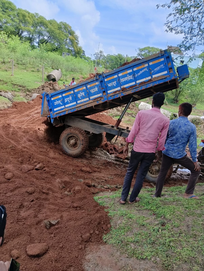 ट्रेक्टर से मुरूम डाला जा रहा है। ट्रेक्टर से मुरूम डाला जा रहा है।