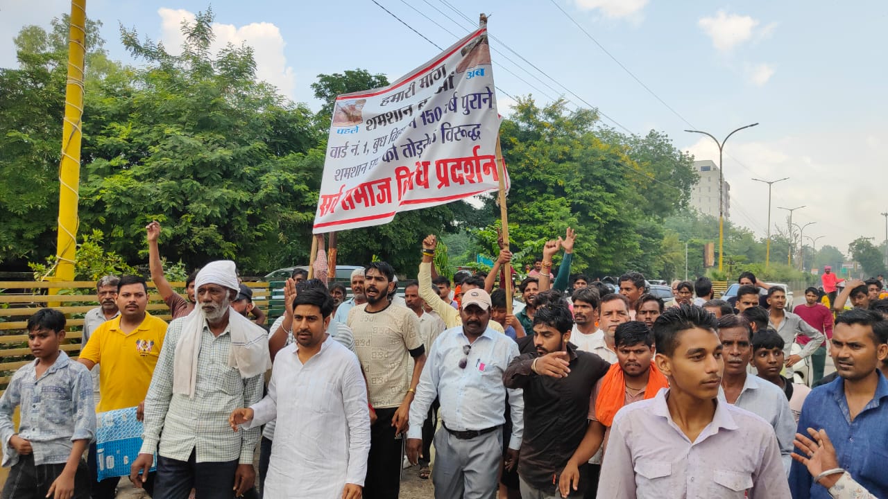 मिनी सचिवालय के बाहर प्रदर्शन करते लोग। मिनी सचिवालय के बाहर प्रदर्शन करते लोग।