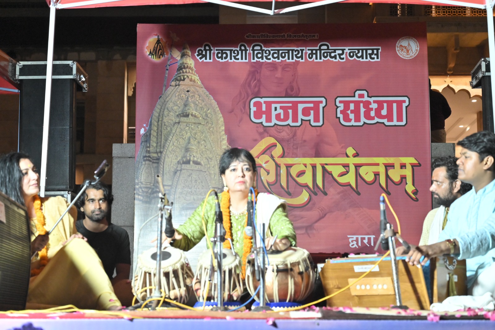 श्री काशी विश्वनाथ धाम में तबला वादन करती अनुराधा पाल: फोटो बच्चा गुप्ता श्री काशी विश्वनाथ धाम में तबला वादन करती अनुराधा पाल: फोटो बच्चा गुप्ता