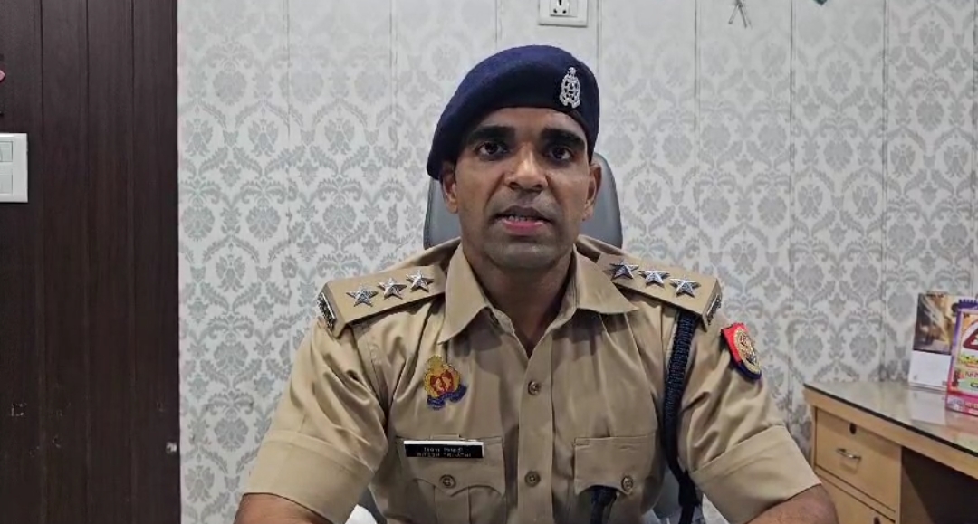 घटना की जानकारी देते एसीपी घटना की जानकारी देते एसीपी