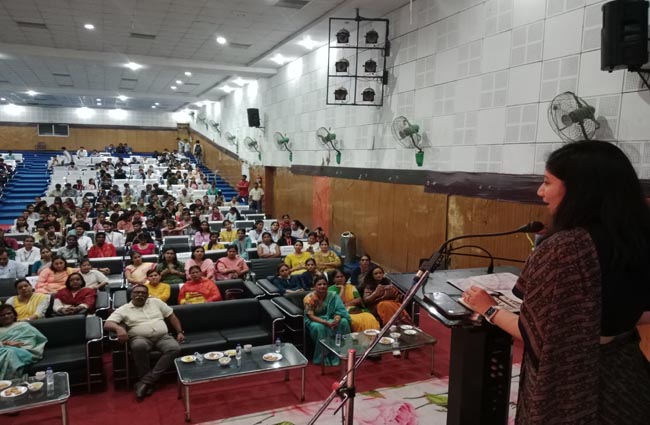 रेवाड़ी में मतदाता जागरूकता अभियान के तहत अपना संबोधन देते हुए अतिरिक्त उपायुक्त अनुपमा अंजलि। रेवाड़ी में मतदाता जागरूकता अभियान के तहत अपना संबोधन देते हुए अतिरिक्त उपायुक्त अनुपमा अंजलि।