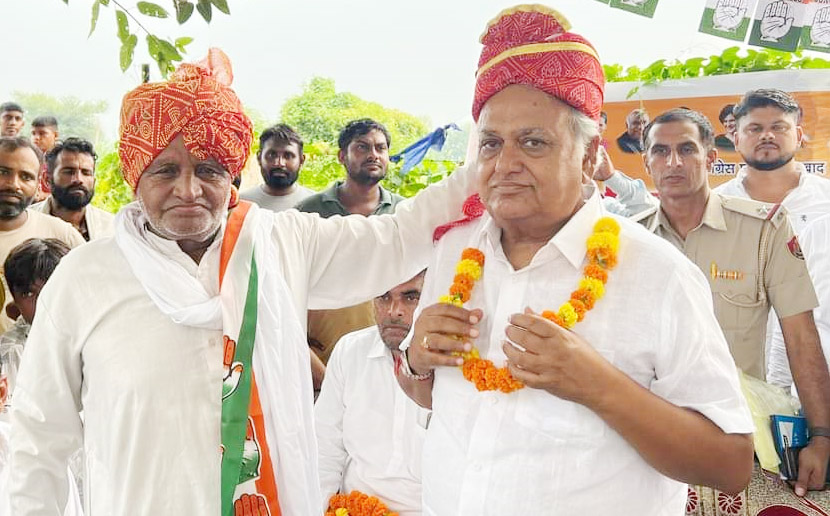 26 Snp-8 सोनीपत: कांग्रेस के उम्मीदवार कुलदीप शर्मा काे पगड़ी पहनाते ग्रामीण। 26 Snp-8 सोनीपत: कांग्रेस के उम्मीदवार कुलदीप शर्मा काे पगड़ी पहनाते ग्रामीण।