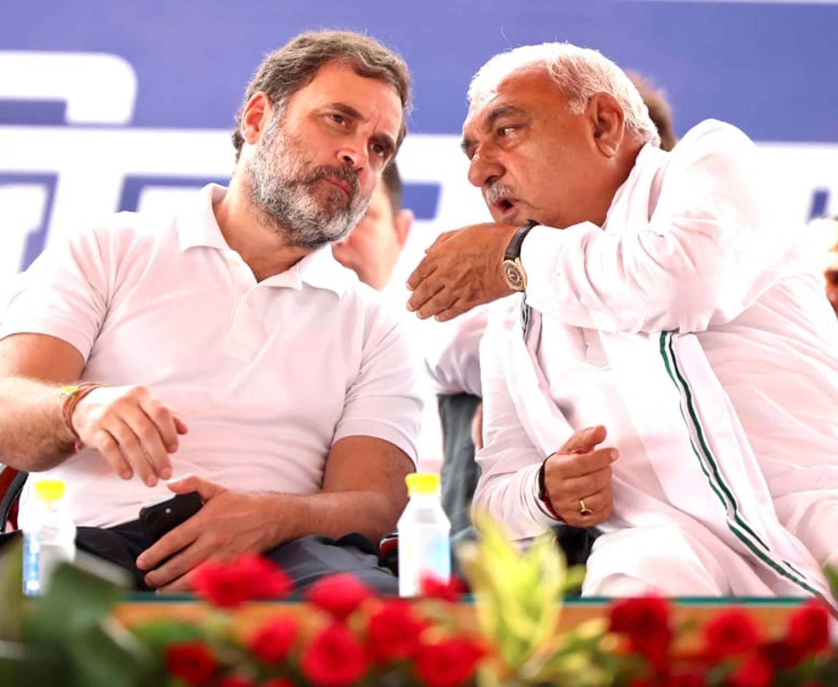 बरवाला रैली के दौरान मंच पर राहुल गांधी से बतियाते पूर्व पूर्व मुख्यमंत्री भूपेन्द्र सिंह हुड्डा बरवाला रैली के दौरान मंच पर राहुल गांधी से बतियाते पूर्व पूर्व मुख्यमंत्री भूपेन्द्र सिंह हुड्डा