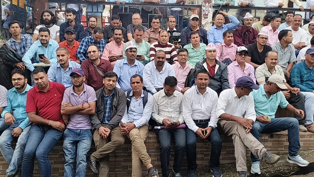 गोपेश्वर में जिलाधिकारी कार्यालय परिसर में ओपीएस की बहाली की मांग को लेकर धरना देते हुए कर्मचारी। गोपेश्वर में जिलाधिकारी कार्यालय परिसर में ओपीएस की बहाली की मांग को लेकर धरना देते हुए कर्मचारी।
