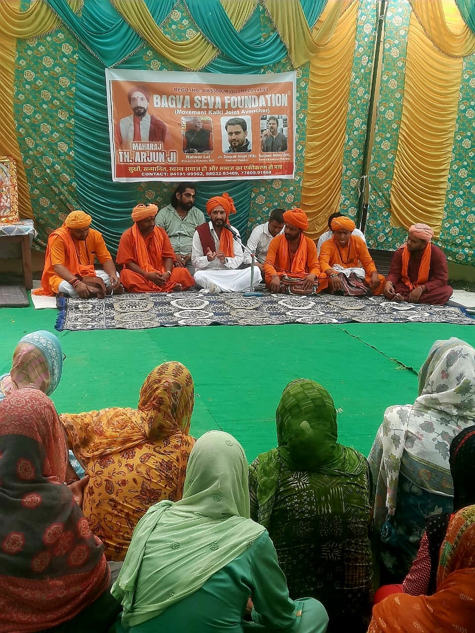 सतसंग में भाव-विभोर हुए श्रद्धालु, भगवान के भजनों ने बांधा समां सतसंग में भाव-विभोर हुए श्रद्धालु, भगवान के भजनों ने बांधा समां
