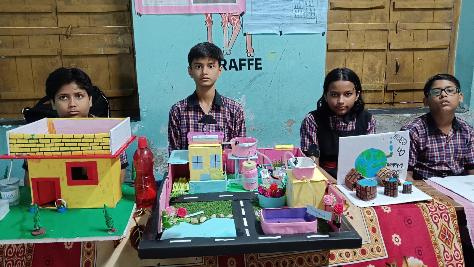 अररिया फोटो:ज्ञान विज्ञान मेला में बच्चे अपने प्रोजेक्ट के साथ अररिया फोटो:ज्ञान विज्ञान मेला में बच्चे अपने प्रोजेक्ट के साथ