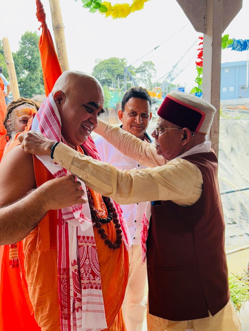 पूर्वाम्नाय गोवर्धन मठ पुरी पीठाधीश्वर जगद्गुरु शंकराचार्य स्वामी अधोक्षाजानंद देवतीर्थ जी महाराज से मिलते राज्यपाल शिव प्रताप शुक्ला