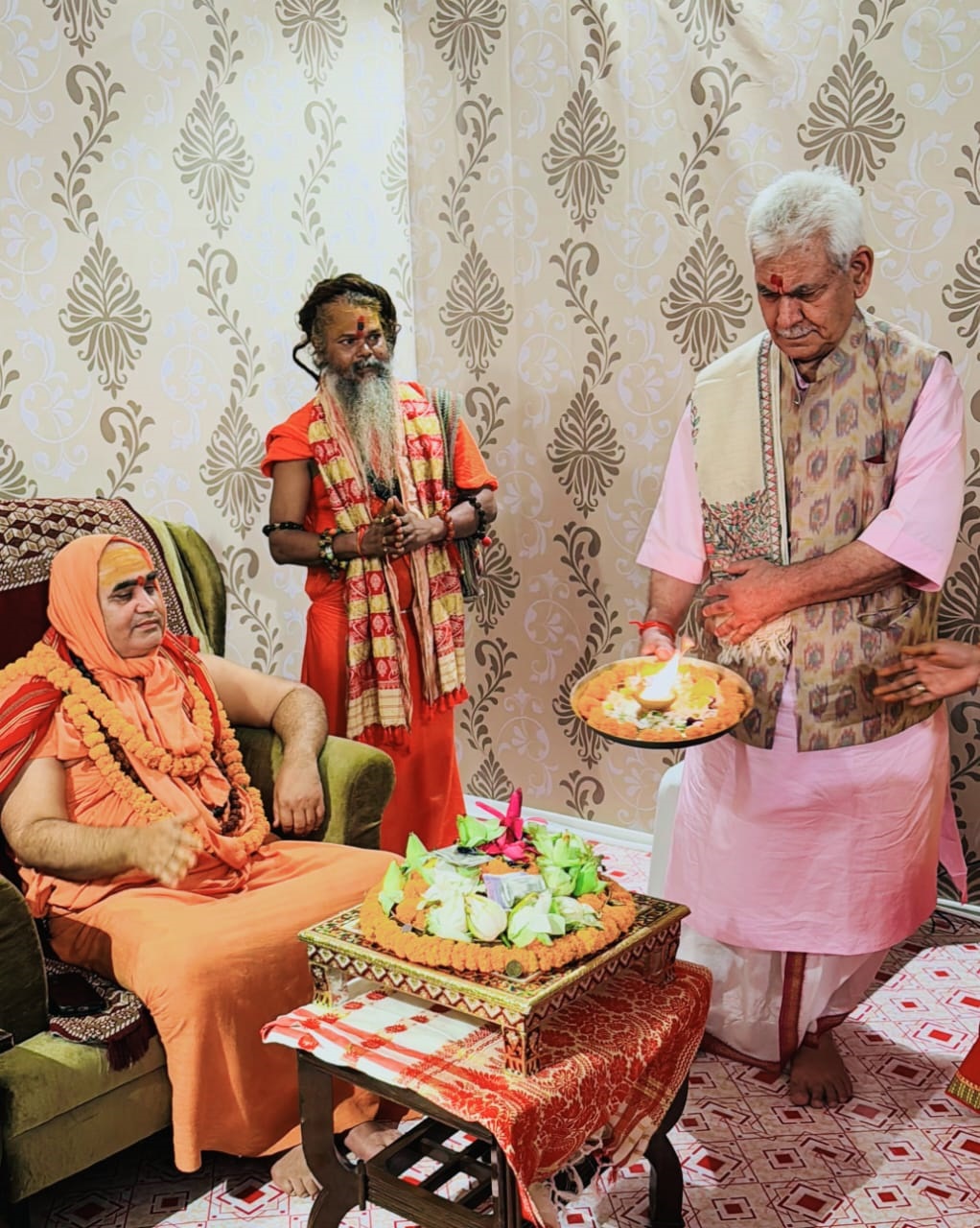 पूर्वाम्नाय गोवर्धन मठ पुरी पीठाधीश्वर जगद्गुरु शंकराचार्य स्वामी अधोक्षाजानंद देवतीर्थ जी महाराज से मिलते राज्यपाल मनोज सिन्हा