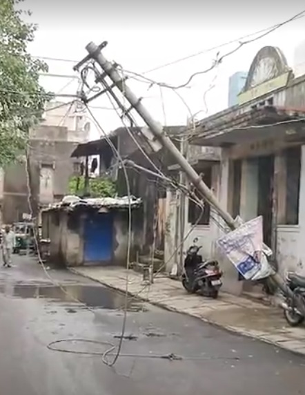 वडोदरा में आए आंधी-तूफान के कारण सड़क पर गिरा बिजली का पोल। वडोदरा में आए आंधी-तूफान के कारण सड़क पर गिरा बिजली का पोल।