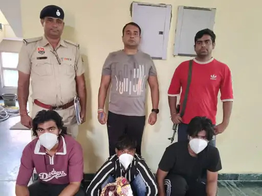 सीआईए टीम की गिरफ्त में तीनों नशा तस्कर। सीआईए टीम की गिरफ्त में तीनों नशा तस्कर।