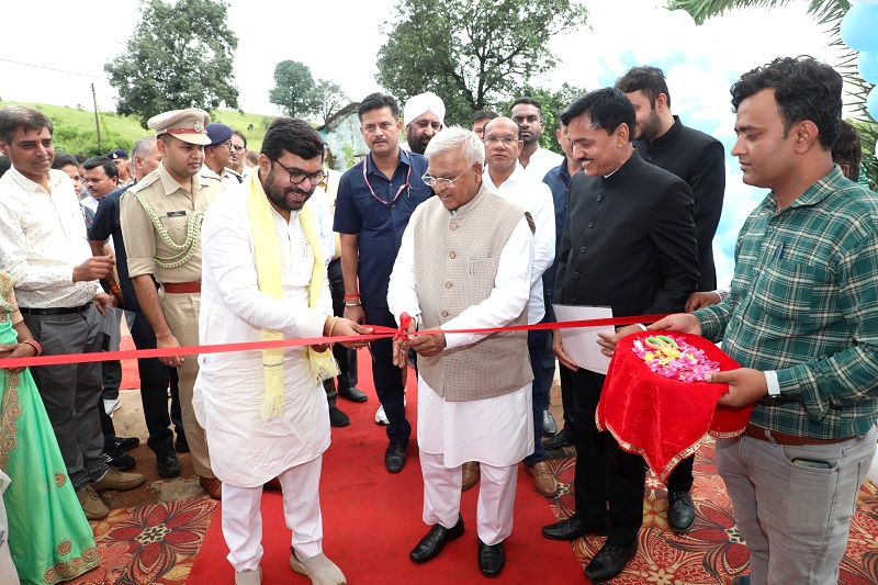 मप्रः छिंदी में स्वच्छता साथी वॉश ऑन व्हील्स सेवा का शुभारंभ करते हुए राज्यपाल पटेल मप्रः छिंदी में स्वच्छता साथी वॉश ऑन व्हील्स सेवा का शुभारंभ करते हुए राज्यपाल पटेल