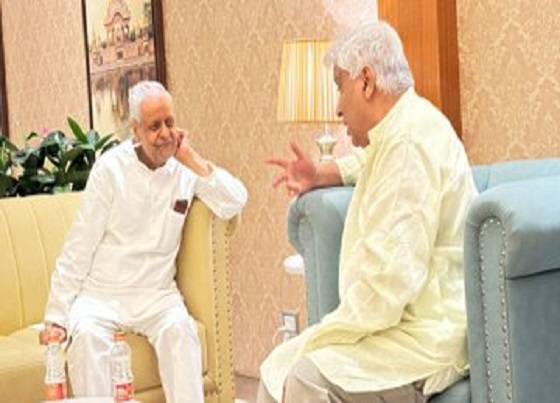 एयरपोर्ट पर बातें करते लेखक जावेद अख्तर व सपा राष्ट्रीय सचिव राजेन्द्र चौधरी एयरपोर्ट पर बातें करते लेखक जावेद अख्तर व सपा राष्ट्रीय सचिव राजेन्द्र चौधरी