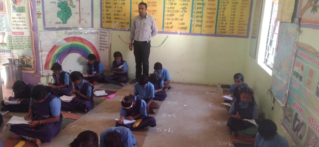 शासकीय स्कूल रत्नाबांधा में परीक्षा दिलाते हुए छात्र। शासकीय स्कूल रत्नाबांधा में परीक्षा दिलाते हुए छात्र।
