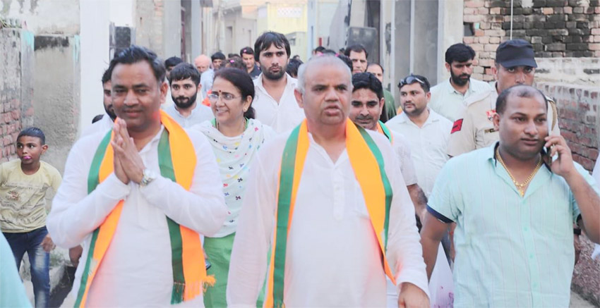 26 Snp-2 सोनीपत: भाजपा के उम्मीदवार देवेंद्र कौशिक ग्रामीणों का अभिवादन स्वीकार करते हुए। 26 Snp-2 सोनीपत: भाजपा के उम्मीदवार देवेंद्र कौशिक ग्रामीणों का अभिवादन स्वीकार करते हुए।