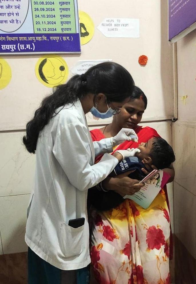 शासकीय आयुर्वेद महाविद्यालय चिकित्सालय, रायपुर में बच्चों को स्वर्णप्राशन कराते हुए शासकीय आयुर्वेद महाविद्यालय चिकित्सालय, रायपुर में बच्चों को स्वर्णप्राशन कराते हुए