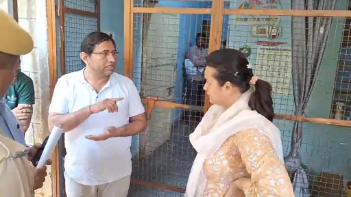 डॉक्टर महेंद्र चौधरी के घर पर छापेमारी के दौरान पूछताछ करतीं कलेक्टर टीना डाबी। डॉक्टर महेंद्र चौधरी के घर पर छापेमारी के दौरान पूछताछ करतीं कलेक्टर टीना डाबी।