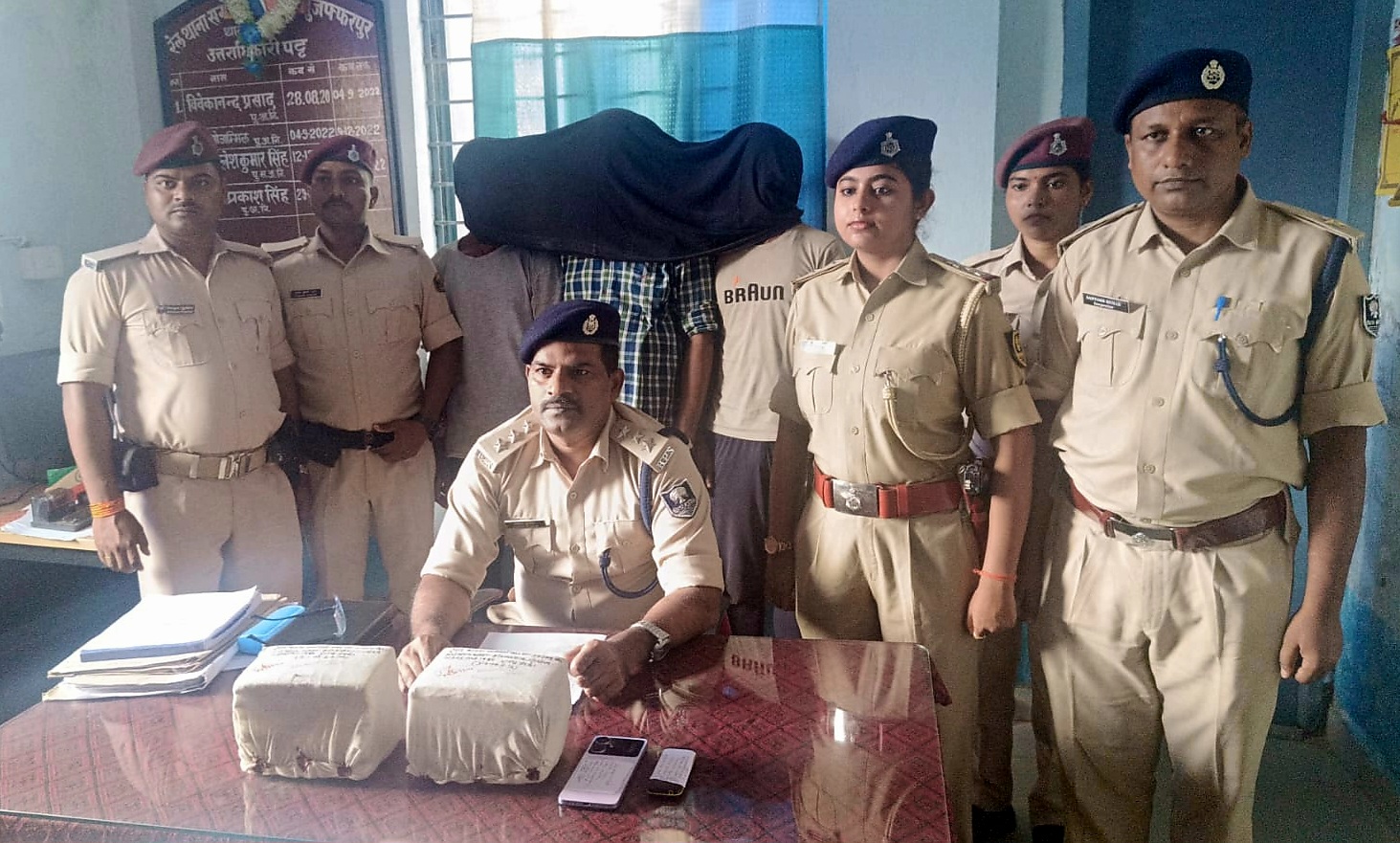 पुलिस गिरफ्त में चरस तस्कर पुलिस गिरफ्त में चरस तस्कर