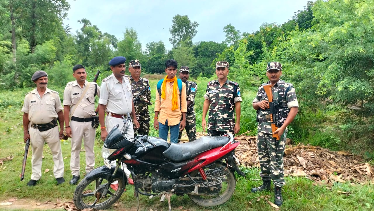 चरस के साथ गिरफ्तार तस्कर चरस के साथ गिरफ्तार तस्कर