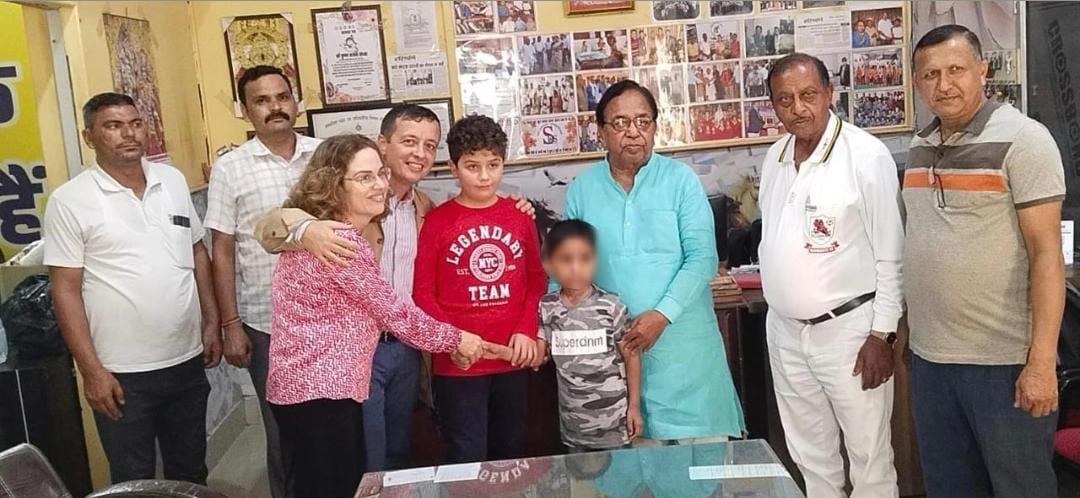 इटली के परिवार को बच्चा गोद देते हुए संस्था के पदाधिकारी इटली के परिवार को बच्चा गोद देते हुए संस्था के पदाधिकारी
