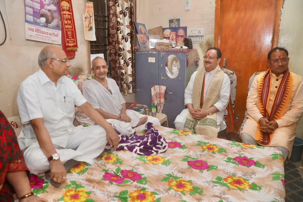 जेपी नड्डा पूर्व राज्यसभा सांसद गोपाल व्यास के निवास पर पहुंचे जेपी नड्डा पूर्व राज्यसभा सांसद गोपाल व्यास के निवास पर पहुंचे