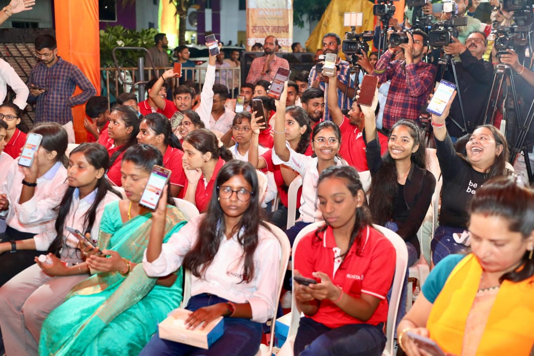 नालंदा परिसर में एकत्रित छात्र -छात्राएं नालंदा परिसर में एकत्रित छात्र -छात्राएं