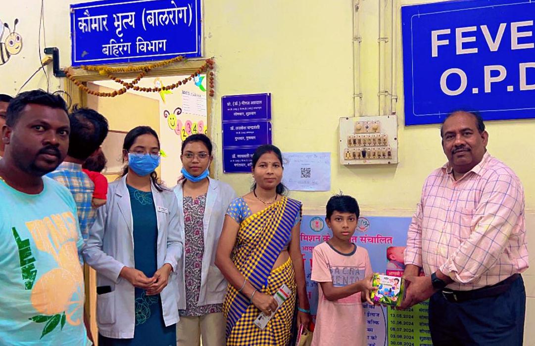 इम्युनिटी बढ़ाने बच्चों को पांच दवाईयों से बने बाल रक्षा किट का वितरण इम्युनिटी बढ़ाने बच्चों को पांच दवाईयों से बने बाल रक्षा किट का वितरण
