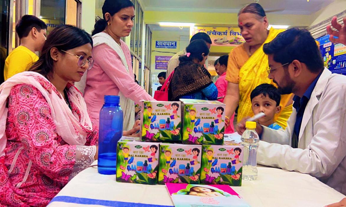 इम्युनिटी बढ़ाने बच्चों को पांच दवाईयों से बने बाल रक्षा किट का वितरण इम्युनिटी बढ़ाने बच्चों को पांच दवाईयों से बने बाल रक्षा किट का वितरण