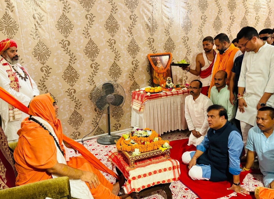 पूर्वाम्नाय गोवर्धन मठ पुरी पीठाधीश्वर जगद्गुरु शंकराचार्य स्वामी अधोक्षाजानंद देवतीर्थ जी महाराज से मिलते असम के मुख्यमंत्री हिमंता विश्व शर्मा