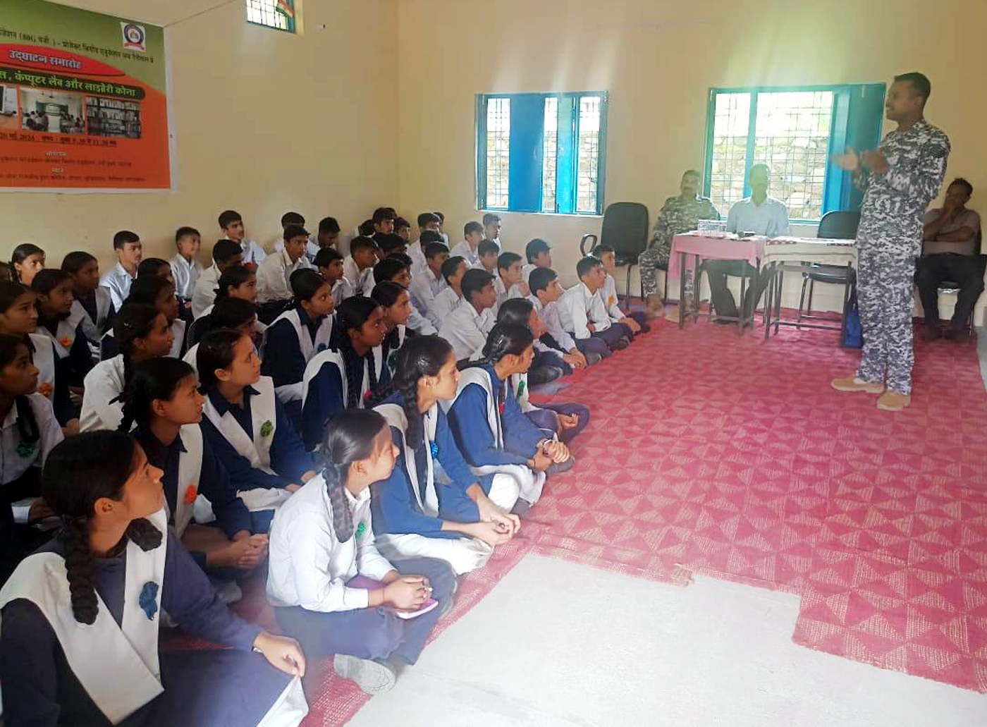 इंटर कॉलेज में बच्चों को अग्निवीर भर्ती की जानकारी देने के अवसर पर भारतीय वायु सेना की टीम। इंटर कॉलेज में बच्चों को अग्निवीर भर्ती की जानकारी देने के अवसर पर भारतीय वायु सेना की टीम।