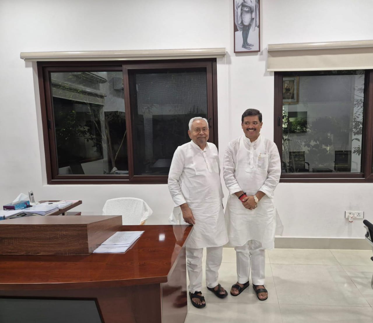 सीएम से मिलते संतोष कुशवाहा सीएम से मिलते संतोष कुशवाहा
