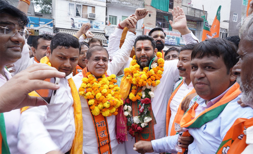 26 Snp-9 सोनीपत: लोगेंा को अभिवादन स्वीकार करते हुए निखिल मदान। 26 Snp-9 सोनीपत: लोगेंा को अभिवादन स्वीकार करते हुए निखिल मदान।