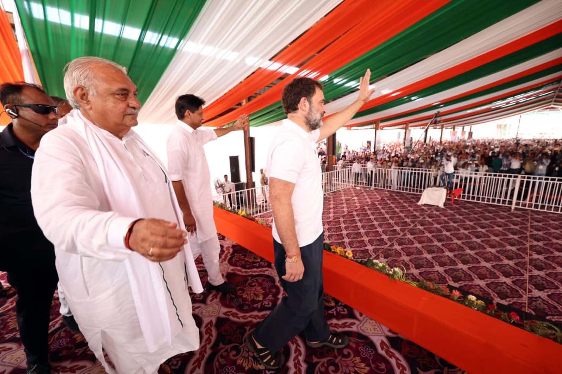 जनता का अभिवादन करते राहुल गांधी, पूर्व मुख्यमंत्री भूपेन्द्र सिंह हुड्डा व सांसद दीपेन्द्र सिंह हुड्डा। जनता का अभिवादन करते राहुल गांधी, पूर्व मुख्यमंत्री भूपेन्द्र सिंह हुड्डा व सांसद दीपेन्द्र सिंह हुड्डा।