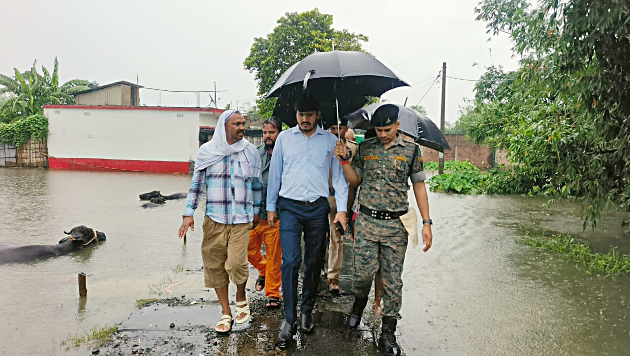 बाढ़ प्रभावित क्षेत्रों का निरीक्षण करते हुए अधिकारी बाढ़ प्रभावित क्षेत्रों का निरीक्षण करते हुए अधिकारी